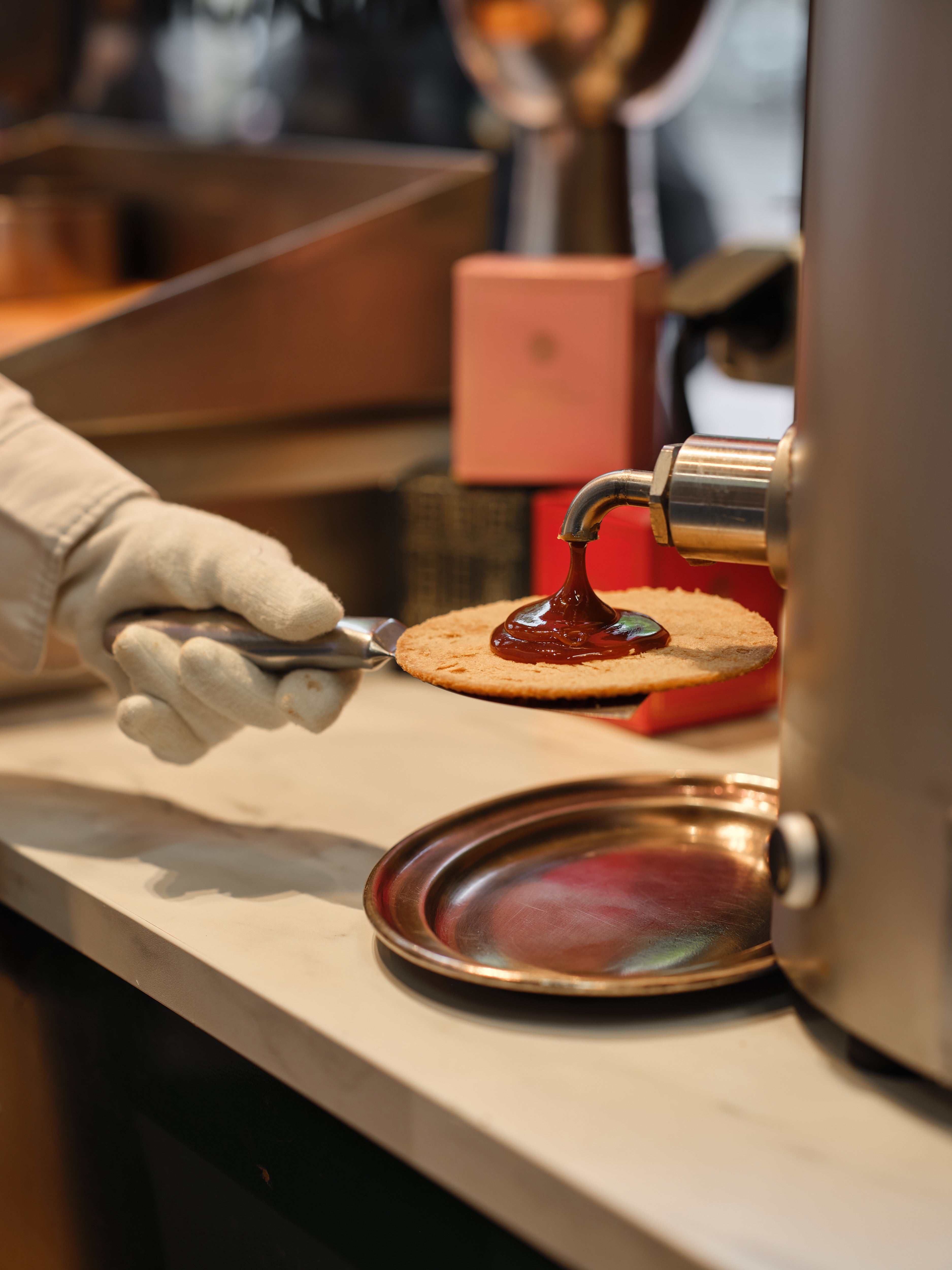 How to Eat a Stroopwafel (The Proper Way) - Hans Egstorf